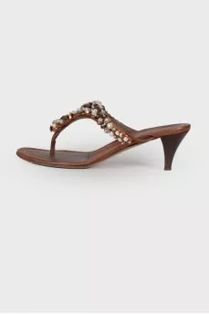 Leather slippers with beads