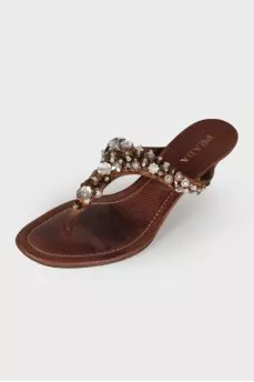 Leather slippers with beads