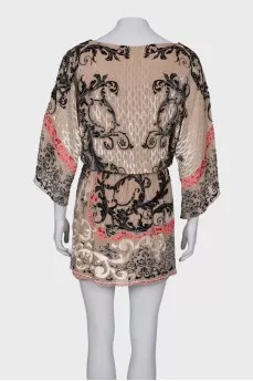 Dress with a textured pattern at the waist
