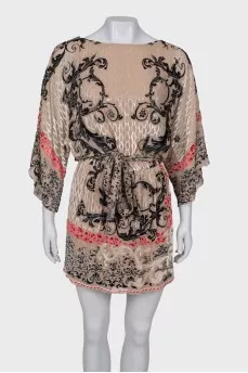 Dress with a textured pattern at the waist