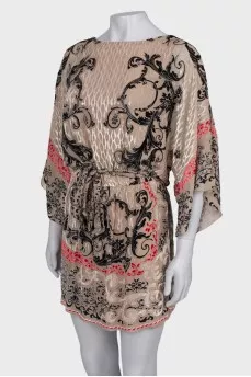 Dress with a textured pattern at the waist