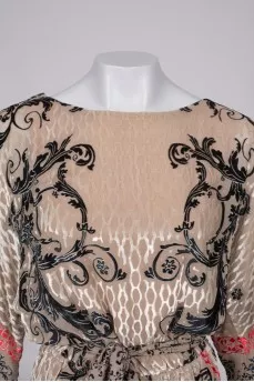 Dress with a textured pattern at the waist