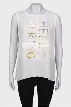 T-shirt with application, with a tag