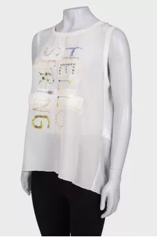 T-shirt with application, with a tag