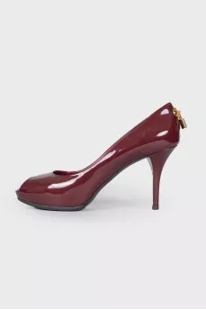 Lacquer burgundy shoes with a lock