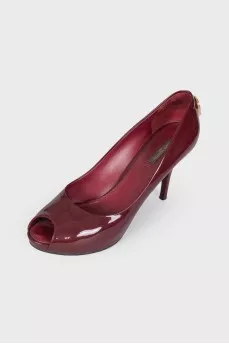 Lacquer burgundy shoes with a lock
