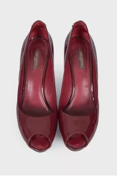 Lacquer burgundy shoes with a lock