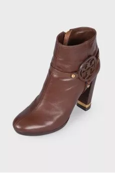 Leather ankle boots with brand logo
