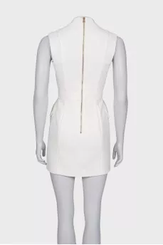 White dress close-fitting in the waist