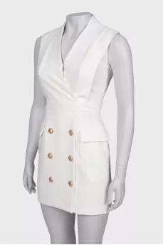 White dress close-fitting in the waist