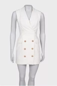 White dress close-fitting in the waist