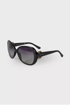 Sunglasses with brand logo