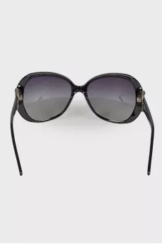 Sunglasses with brand logo