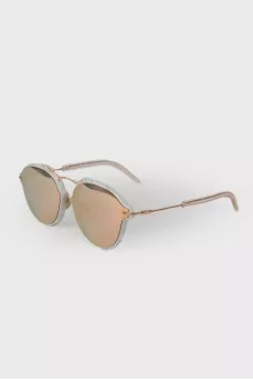 Sunglasses with mirrored lenses