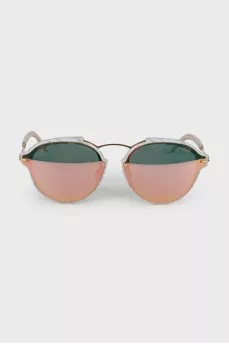 Sunglasses with mirrored lenses