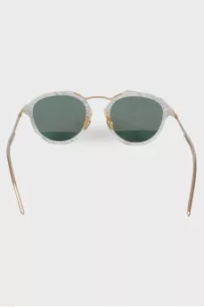 Sunglasses with mirrored lenses