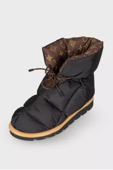 Inflated boots with brand logo