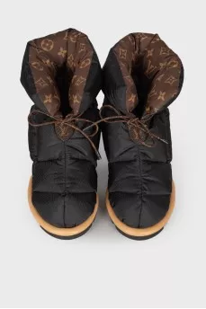 Inflated boots with brand logo