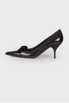 Pointed toe patent leather shoes