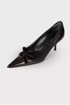 Pointed toe patent leather shoes