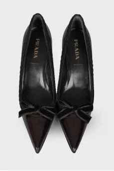 Pointed toe patent leather shoes