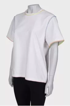 White T-shirt with decorative stitching