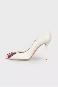 White shoes with appliqué