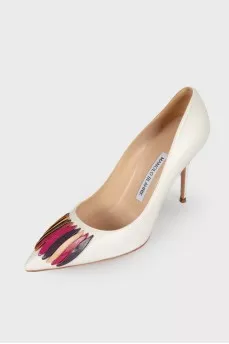White shoes with appliqué