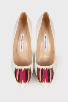 White shoes with appliqué
