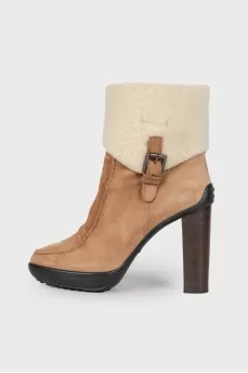 Suede ankle boots with fur