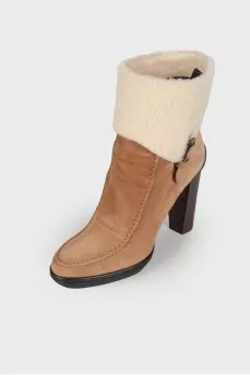 Suede ankle boots with fur