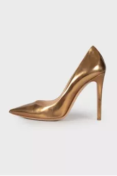 Golden pumps