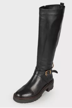 Leather boots with golden buckle