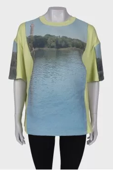 T-shirt with embroidered print