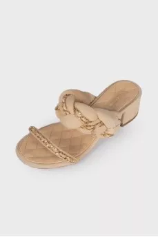 Leather sandals decorated with a chain