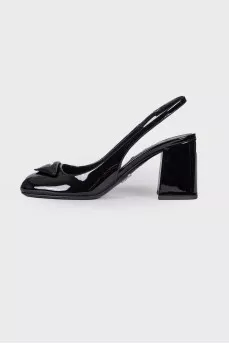 Lacquered shoes with brand logo