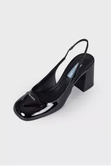 Lacquered shoes with brand logo