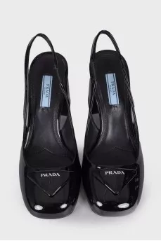 Lacquered shoes with brand logo