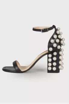 Sandals decorated with pearls