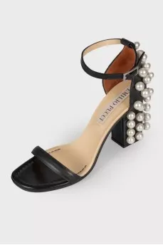 Sandals decorated with pearls
