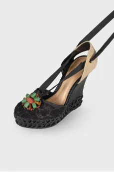 Sandals with wedge decoration