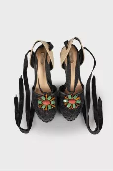 Sandals with wedge decoration