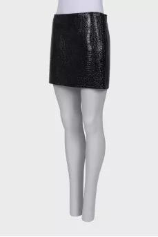 Lacquered black skirt with embossing