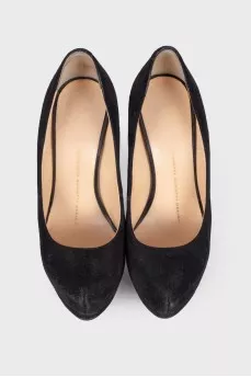 Suede black heeled pumps