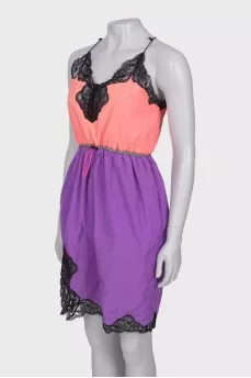 Two-tone dress with lace