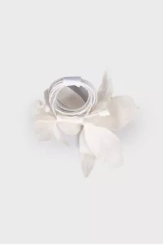 White accessory in the shape of a flower