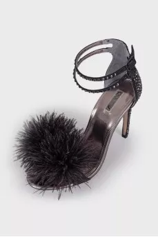 Sandals with voluminous feathers