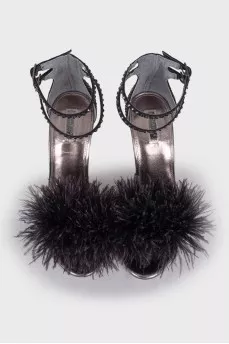 Sandals with voluminous feathers