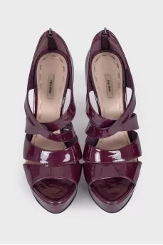 Lacquered sandals with a zipper