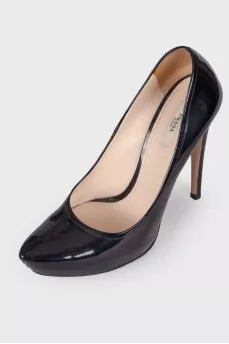 Patent shoes with a pointed toe